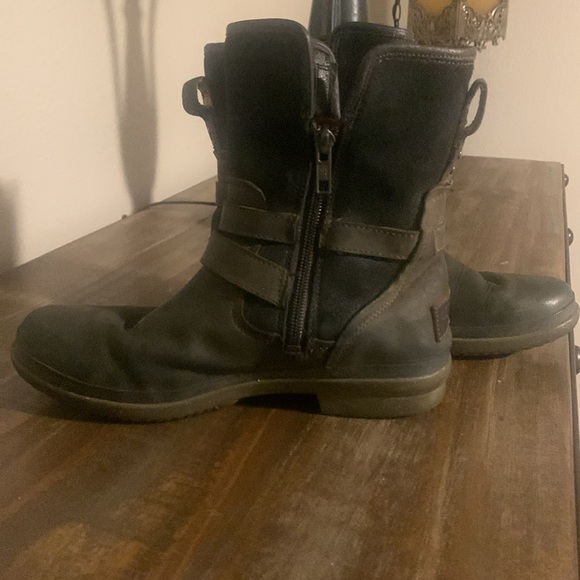 UGG short waterproof Boots - Picture 3 of 6